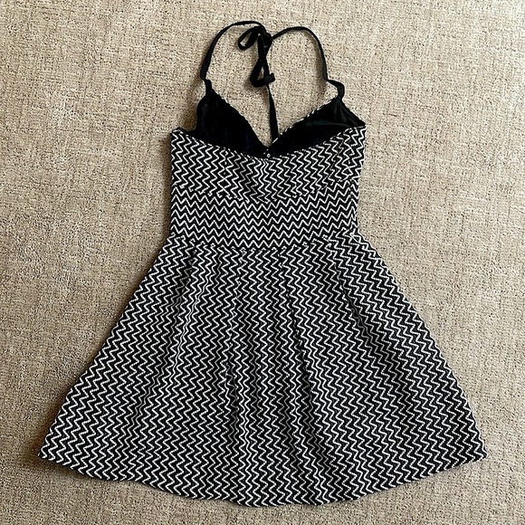 Black and white halter dress with cutout - Picture 3 of 3